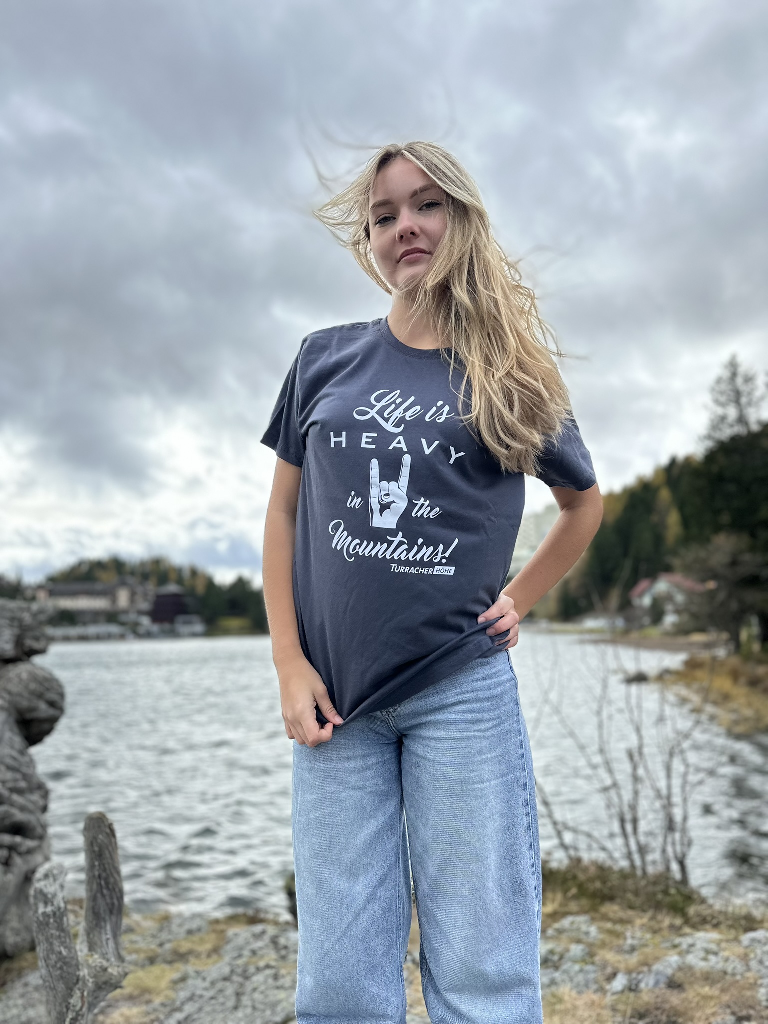 T-Shirt "Life is heavy in the Mountains!" grau