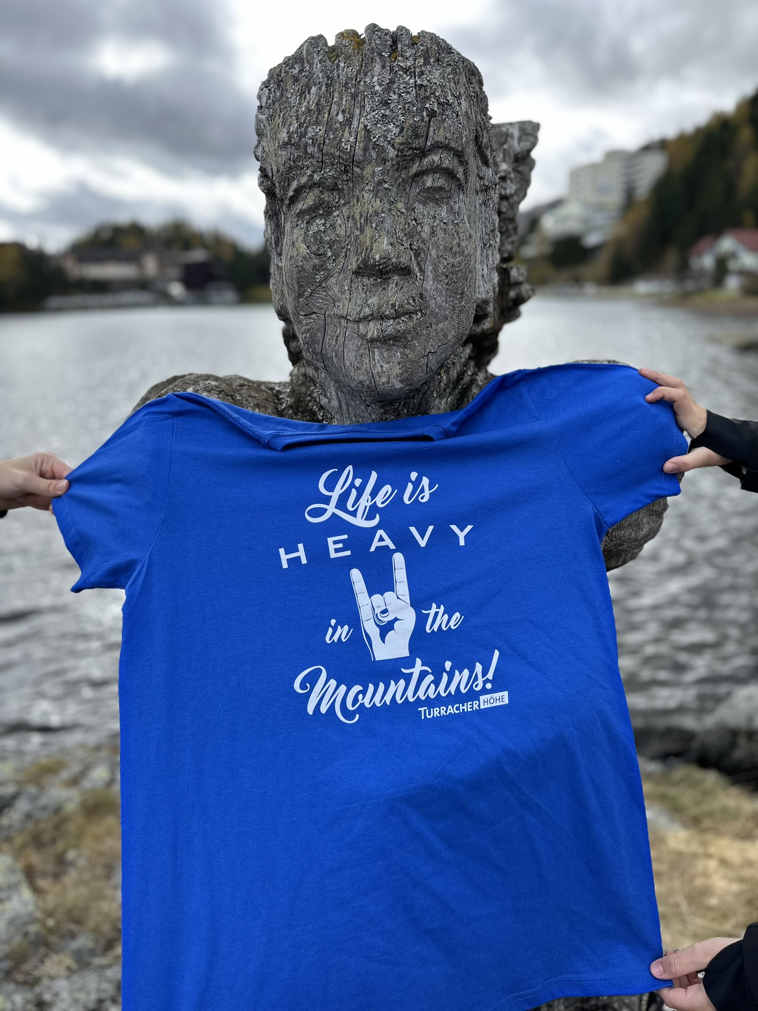 T-Shirt "Life is heavy in the Mountains!" blau